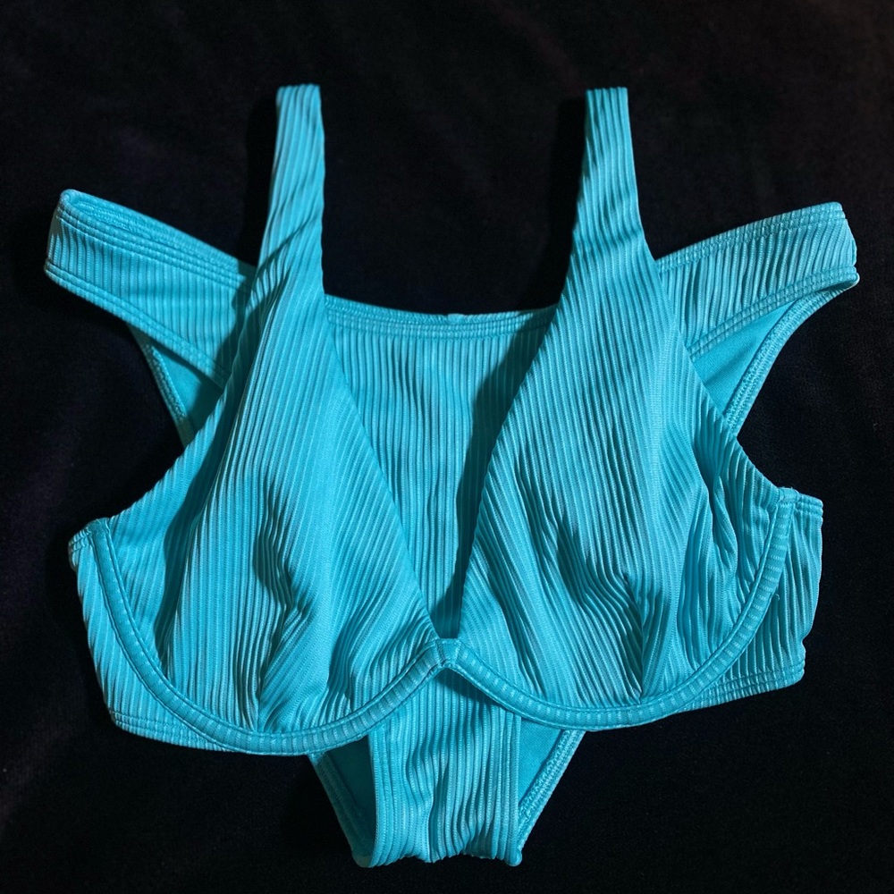 Hollister High Apex Ribbed Small Curve Top & Small Cheeky Swim Bikini